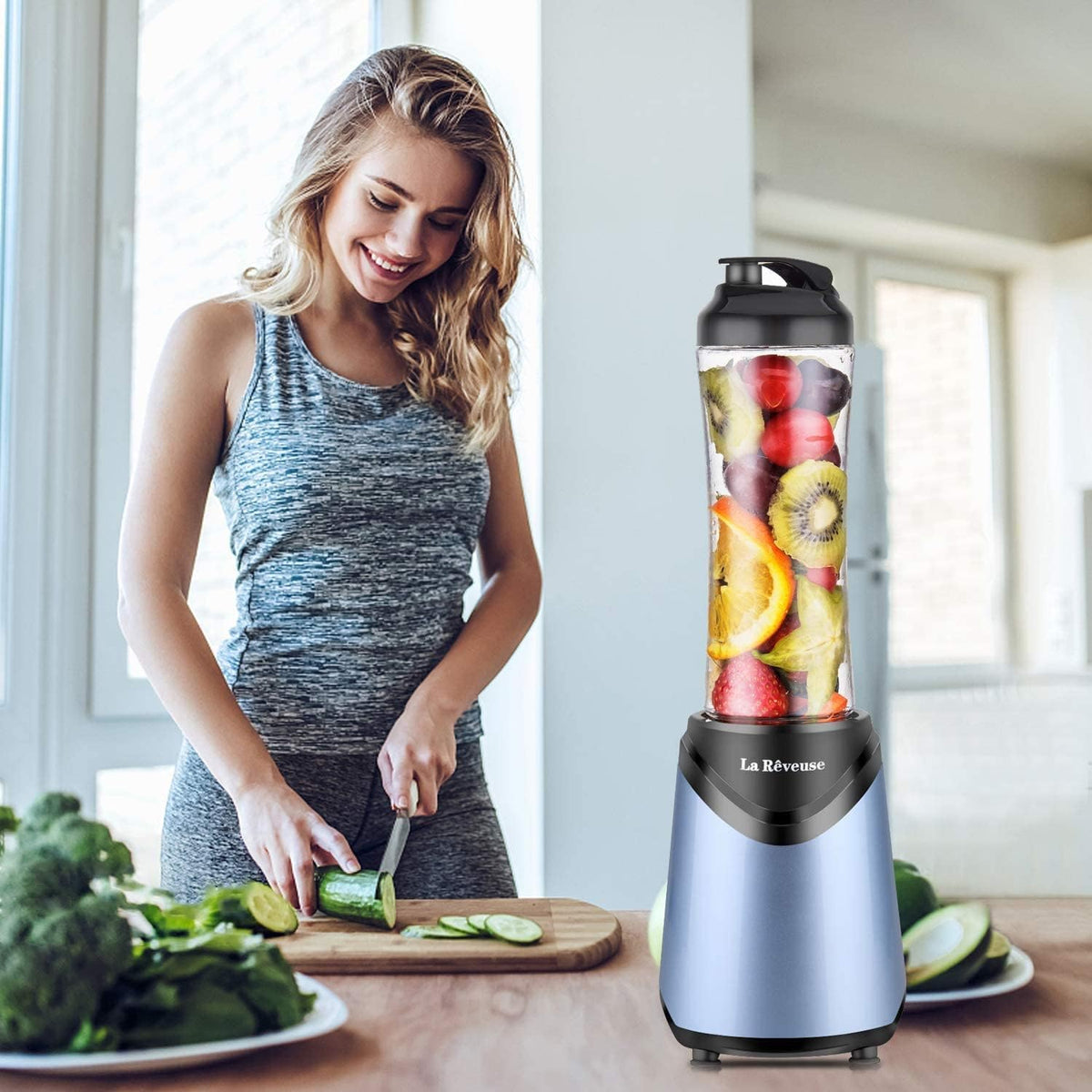 La Reveuse Smoothies Blender Personal Size 300 Watts with 18 oz BPA-free Portable Travel Sports Bottle (Light Blue)