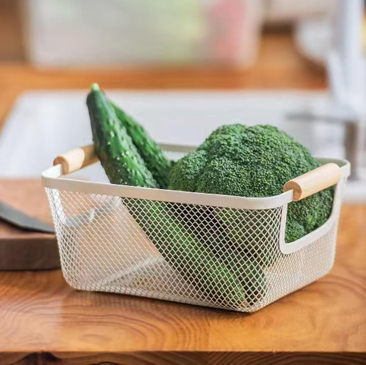 Metal Mesh Steel Basket, Medium Wire Storage Organizer Basket Multi-function Hanging Kitchen Basket with Wood Handle for Kitchen Bathroom Picnic Home, Rectangle-Off White
