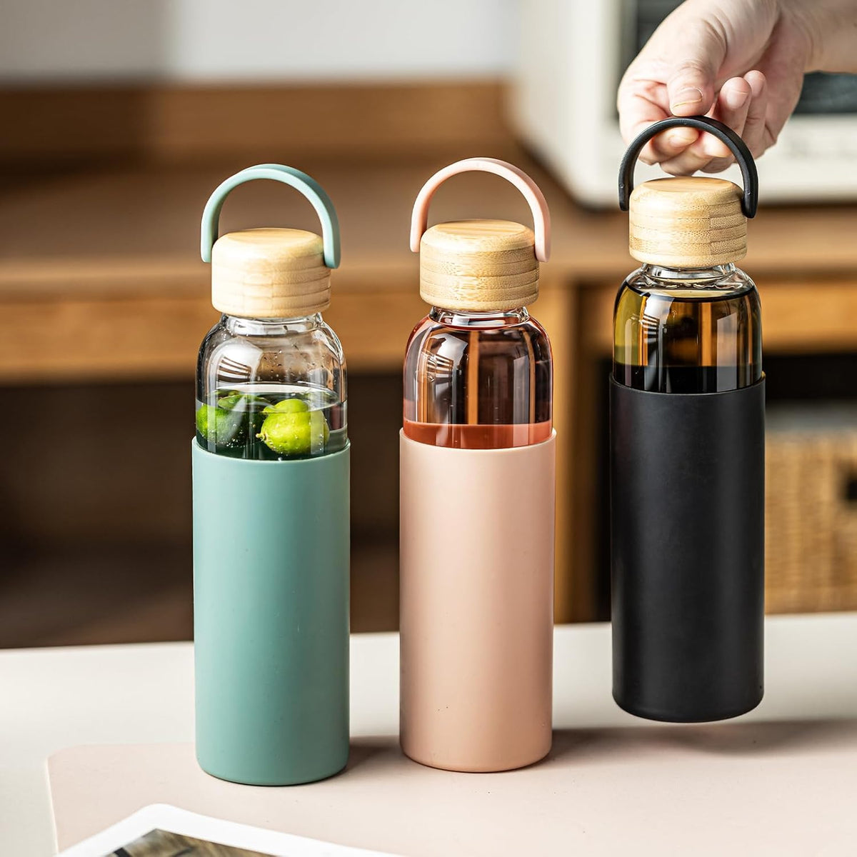 21oz Borosilicate Glass Water Bottles with Silicone Non-Slip Sleeve & Leak-Proof Lid-Reusable Drink Bottle for Office,Travel,Gym,Hiking-BPA Free,Ideal Gift for Home,Car &Fitness (Pink+Green)