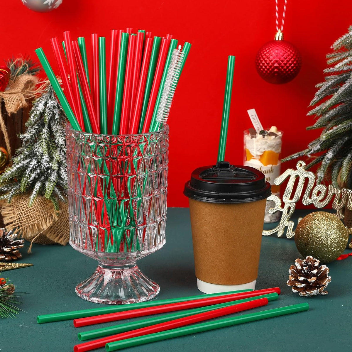 JANYUN 30 Pcs Christmas Straws Plastic, Reusable Red and Green Straws 9 Inch Xmas Hard Plastic Drinking Straws with Cleaning Brush for Holiday Christmas Party Favors Supplies Table Decoration