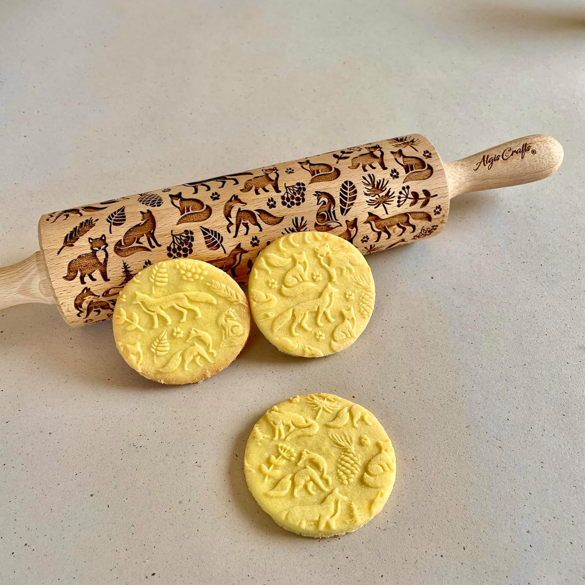 FOX Embossing Rolling Pin – Laser Engraved Dough Roller with a woodland fox and forest pattern. Perfect for cookies, pottery, and a thoughtful gift. By Algis Crafts.